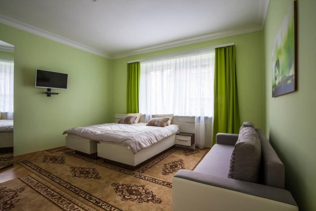 Luxury Air-Conditioned Family Apartment Spitalska Old Town ブラチスラヴァ エクステリア 写真